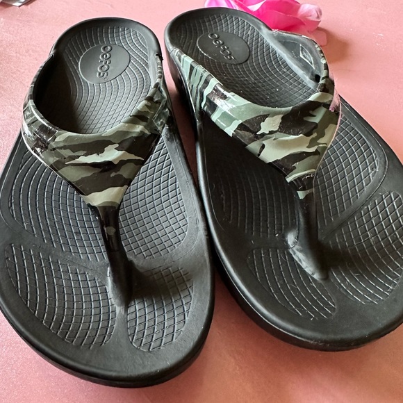 OOFOS Sandal OOlala Luxe Sandal - Patent Technology for feet! Green camo… - Picture 4 of 9